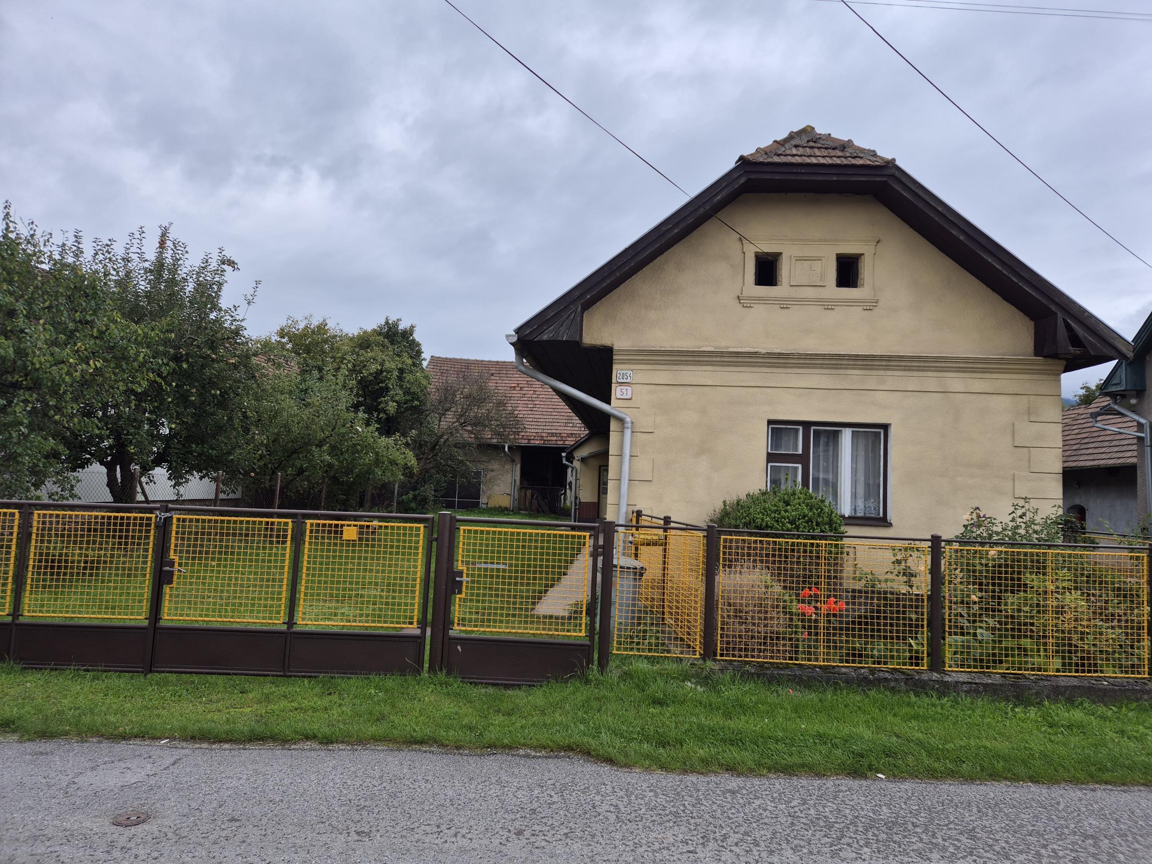 Predaj staršieho rodinného domu s veľkým pozemkom na začiatku Priekopy v Martine